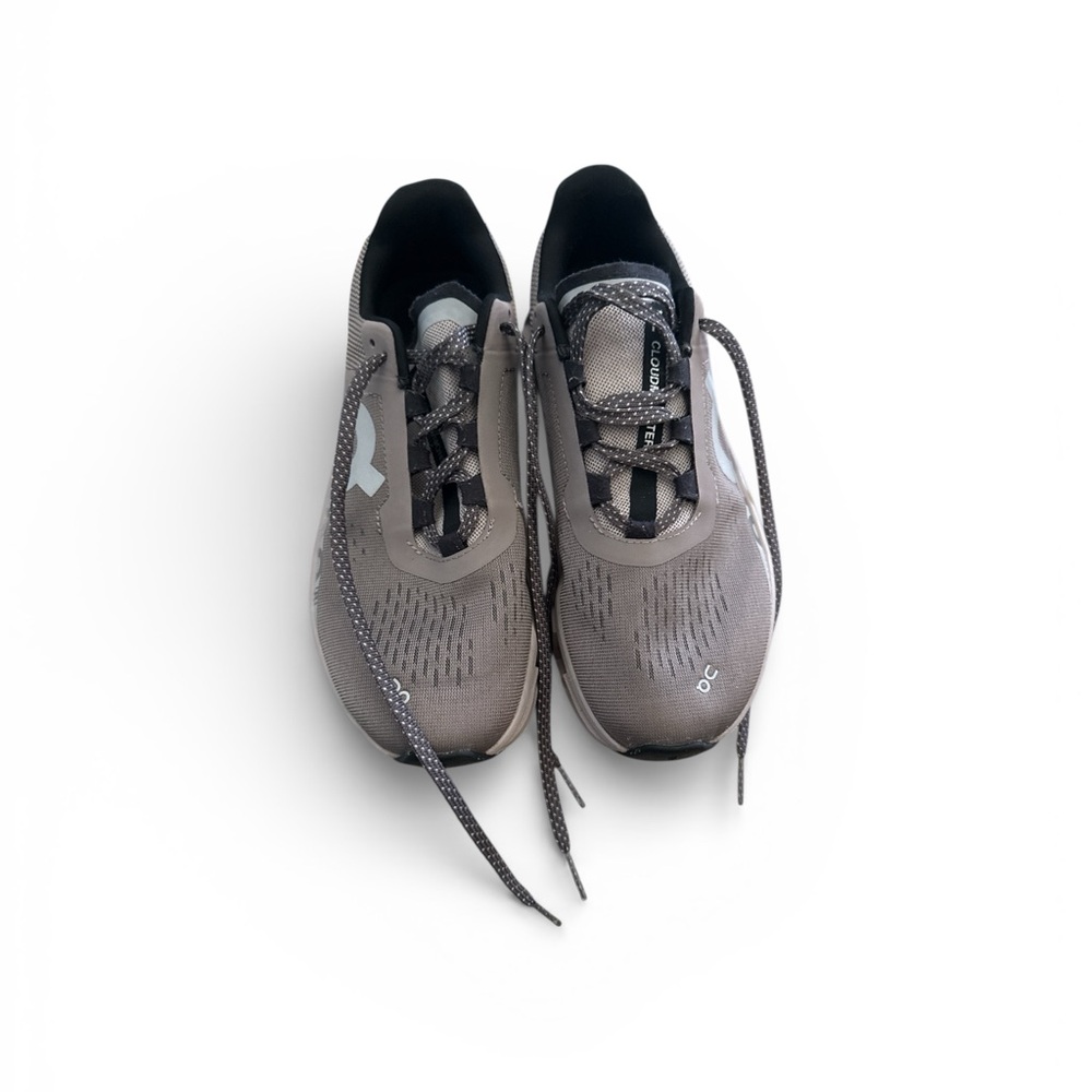On Running tan and Black Sneakers